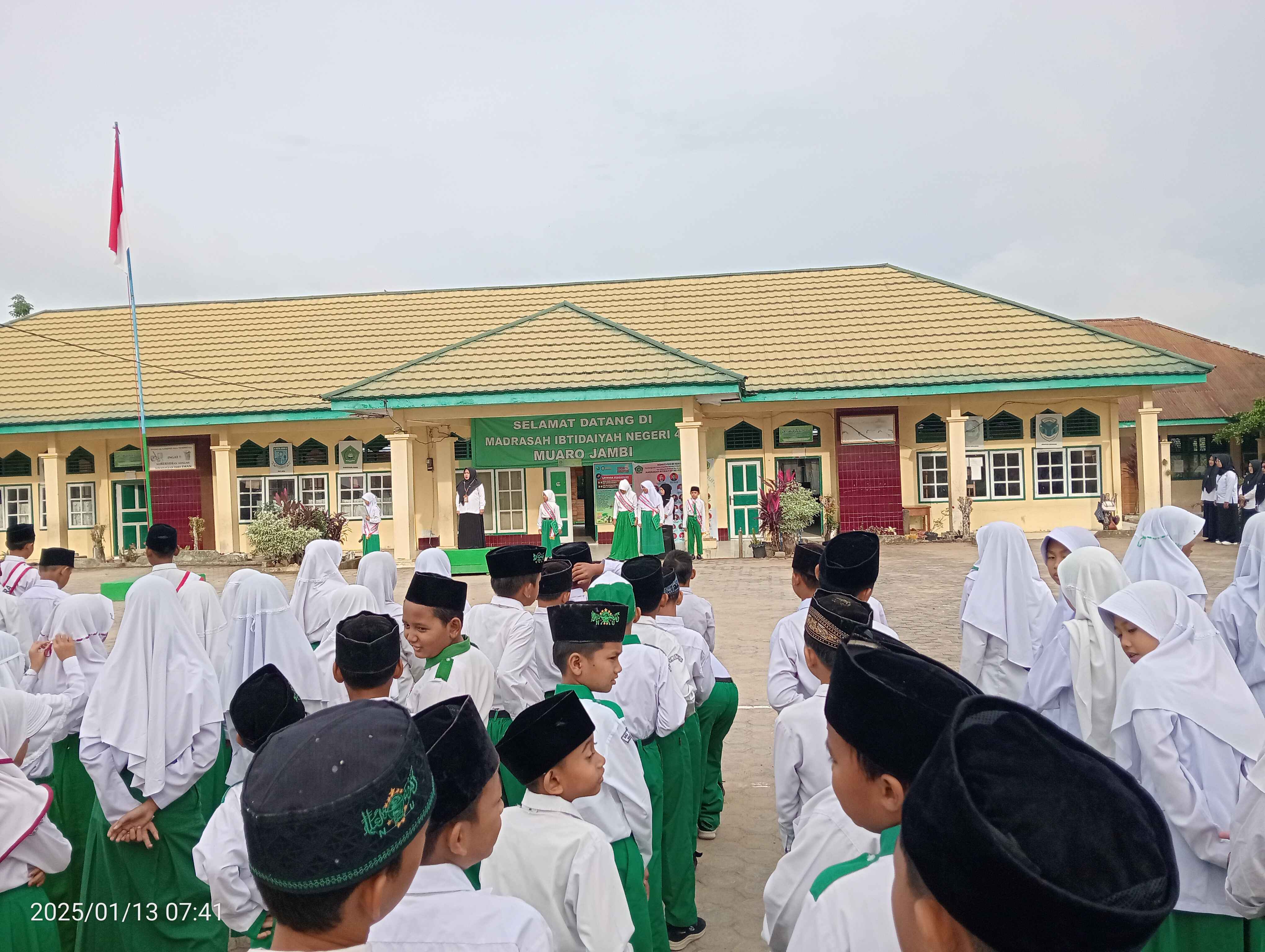 Upacara Bendera Senin, Selalu Jaga Kebersihan Lingkungan Sekolah Kita