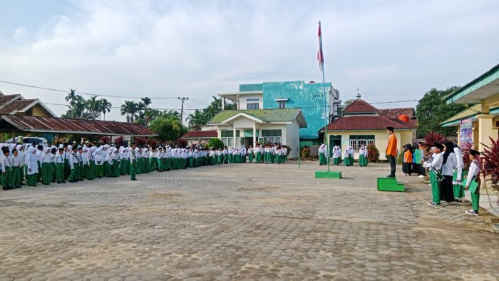 Upacara Bendera di MIN 4 Muaro Jambi Tanamkan Nilai Kesuksesan