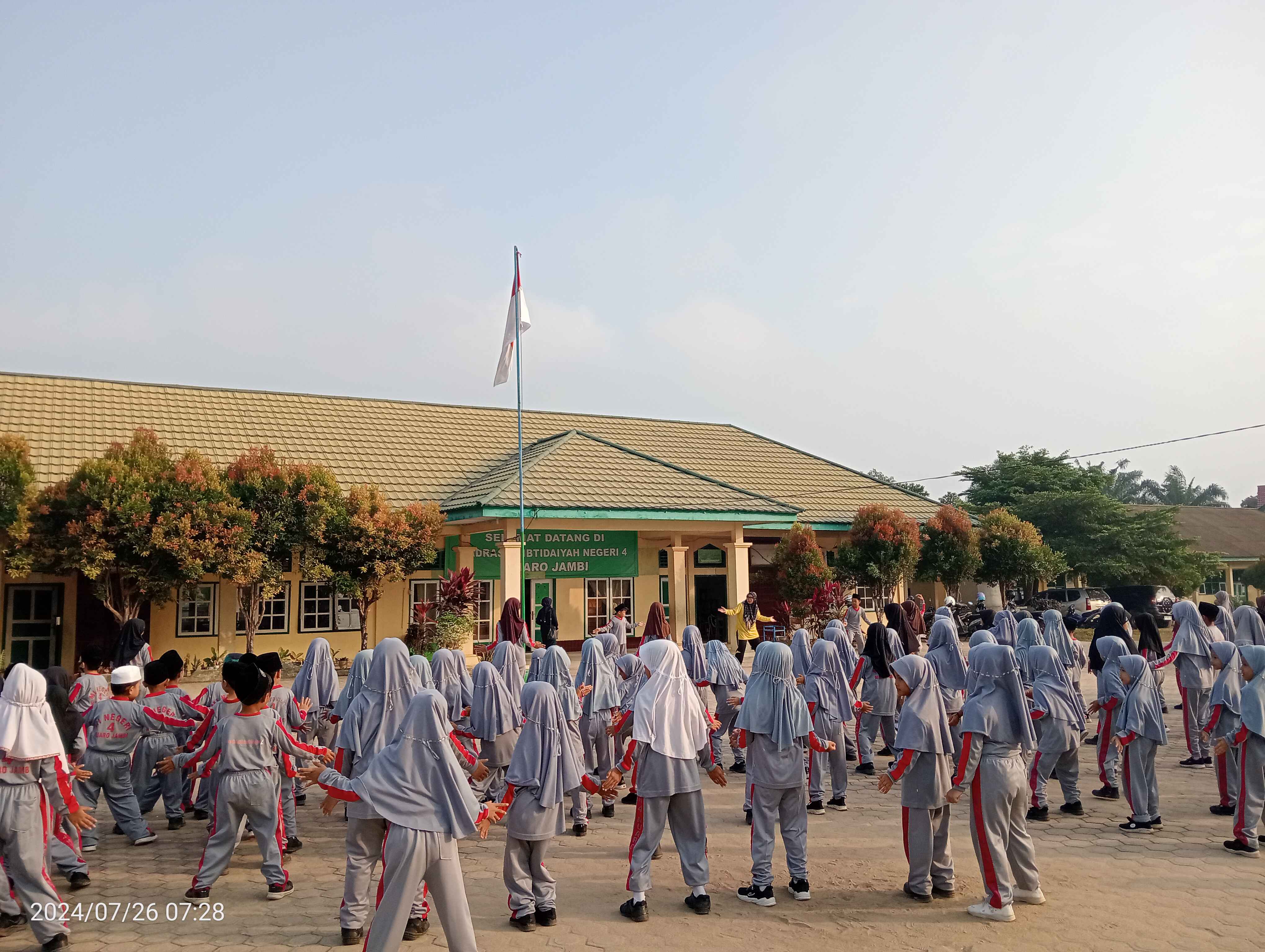 Senam Kewer-Kewer Ceriakan Pagi Jumat Senam Kewer-Kewer Ceriakan Pagi Jumat