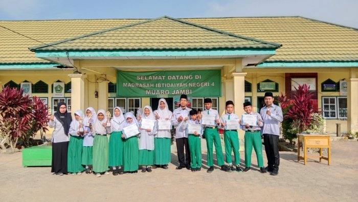 MIN 4 Muaro Jambi Serahkan Piala kepada Siswa Berprestasi