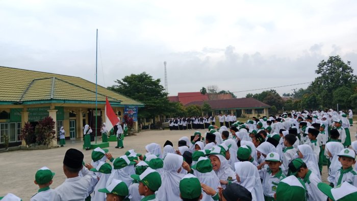Upacara Hari Pahlawan di Sekolah Penuh Semangat Kebangsaan