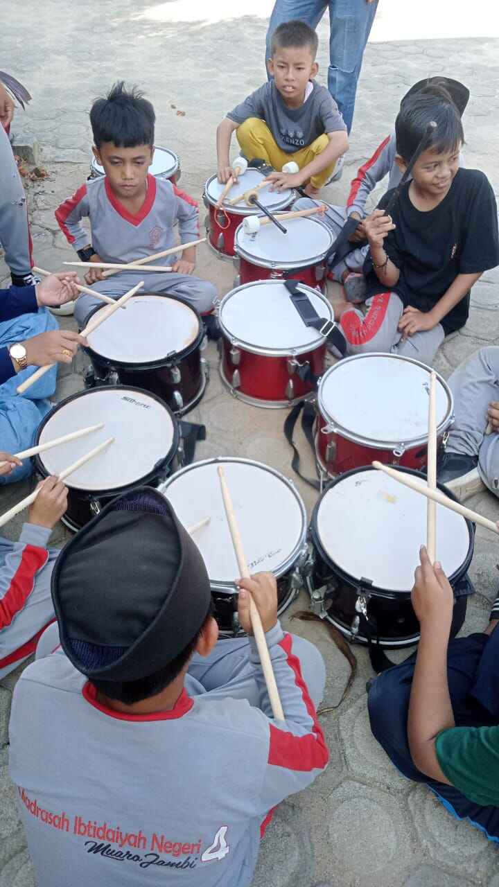 Latihan Drumband di MIN 4 Muaro Jambi 