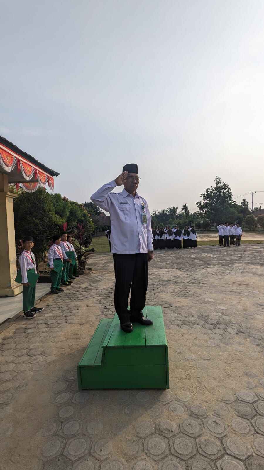 Upacara Bendera Senin, Kepala Madrasah Mengingatkan Tentang Ujian Mid Semester 