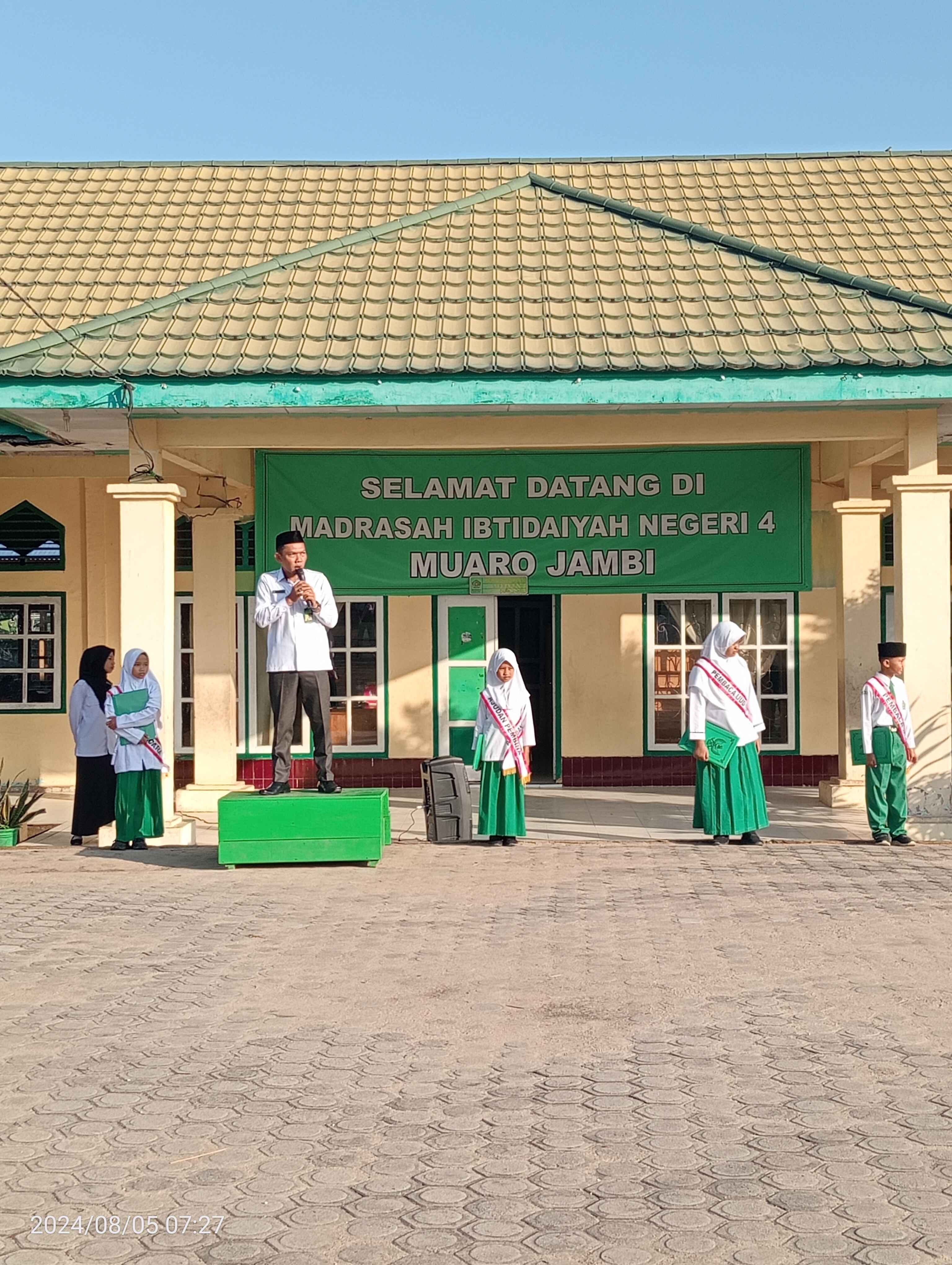 Upacara Bendera Senin, Pembina Mengingatkan Pentingnya Menjaga Kebersihan