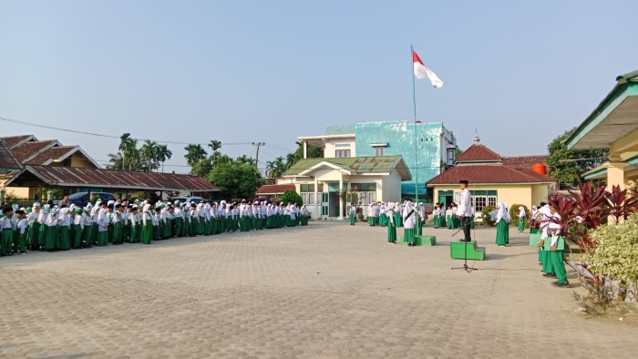 Upacara Bendera di MIN 4 Muaro Jambi Tekankan Pentingnya Kebersihan Upacara Bendera di MIN 4 Muaro Jambi Tekankan Pentingnya Kebersihan