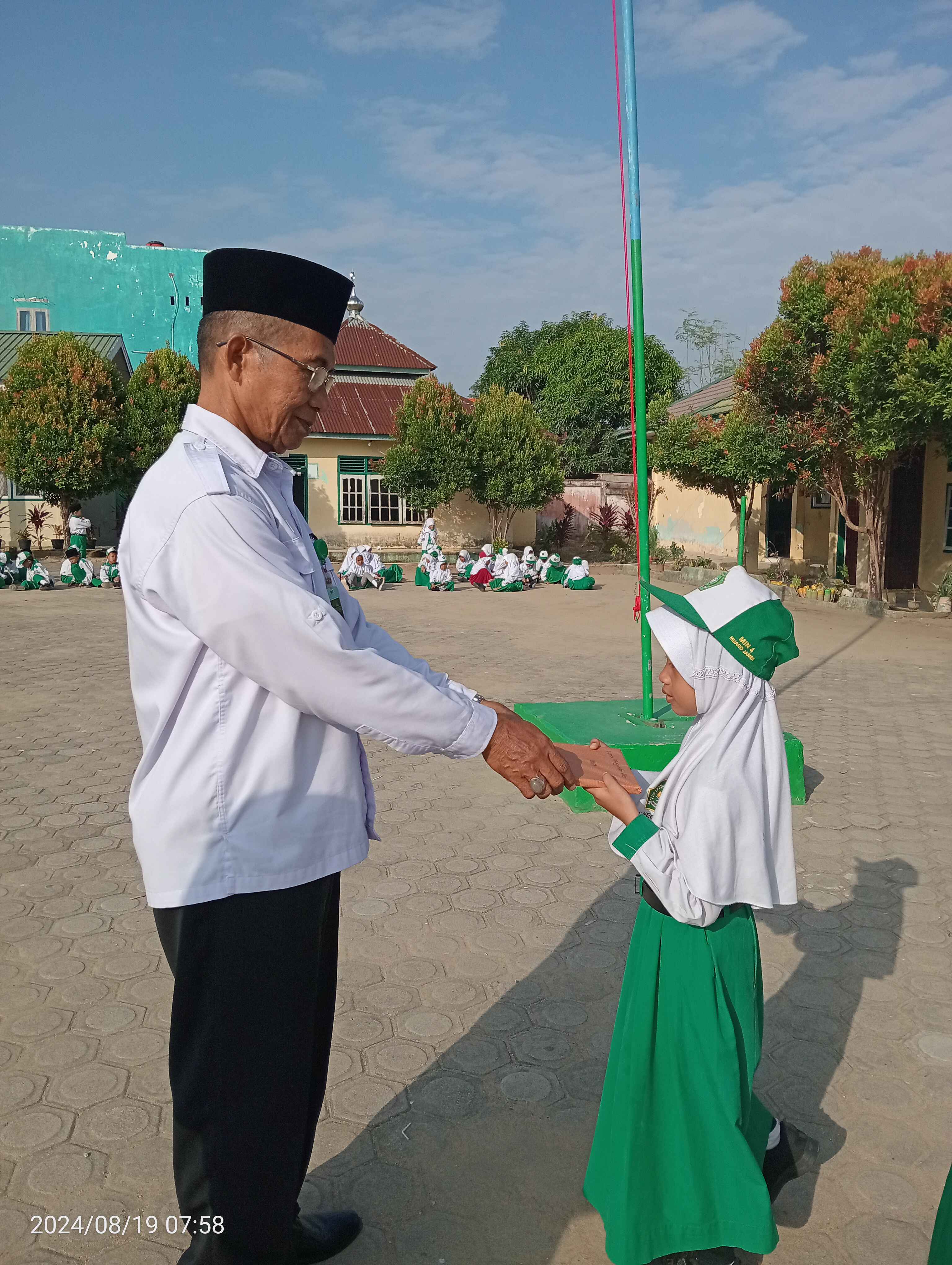 Penyerahan Hadiah Lomba 17-an 
