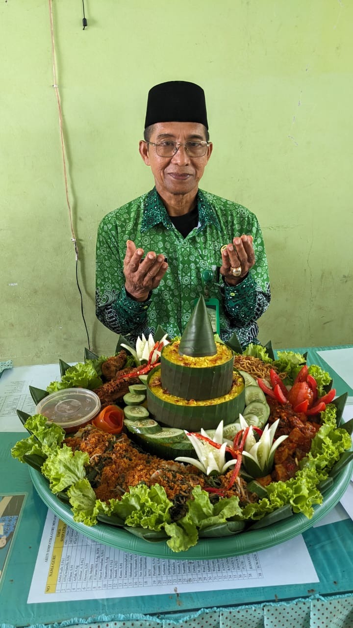 Pemotongan Tumpeng Sebagai Puncak Acara Hari Guru Nasional
