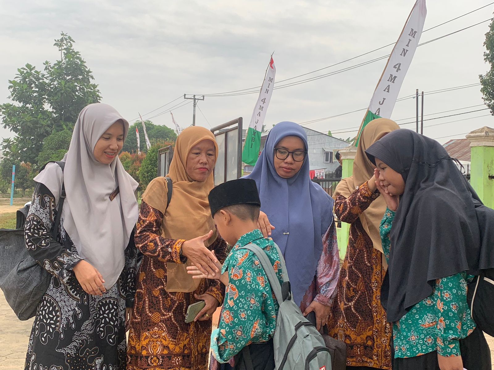 Kegiatan Rutin, Guru Piket Sambut Kedatangan Siswa.