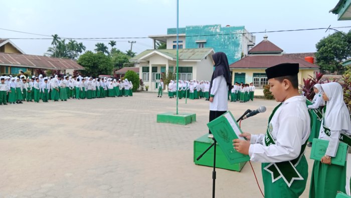 MIN 4 Muaro Jambi Gelar Upacara Bendera Senin MIN 4 Muaro Jambi Gelar Upacara Bendera Senin
