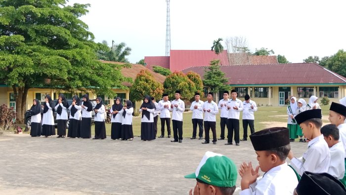 upacara bendera senin berlangsung dengan khidmat