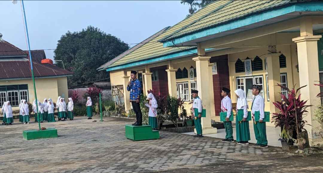 Upacara Bendera Senin, Adab Lebih Tinggi dari Pada Ilmu 