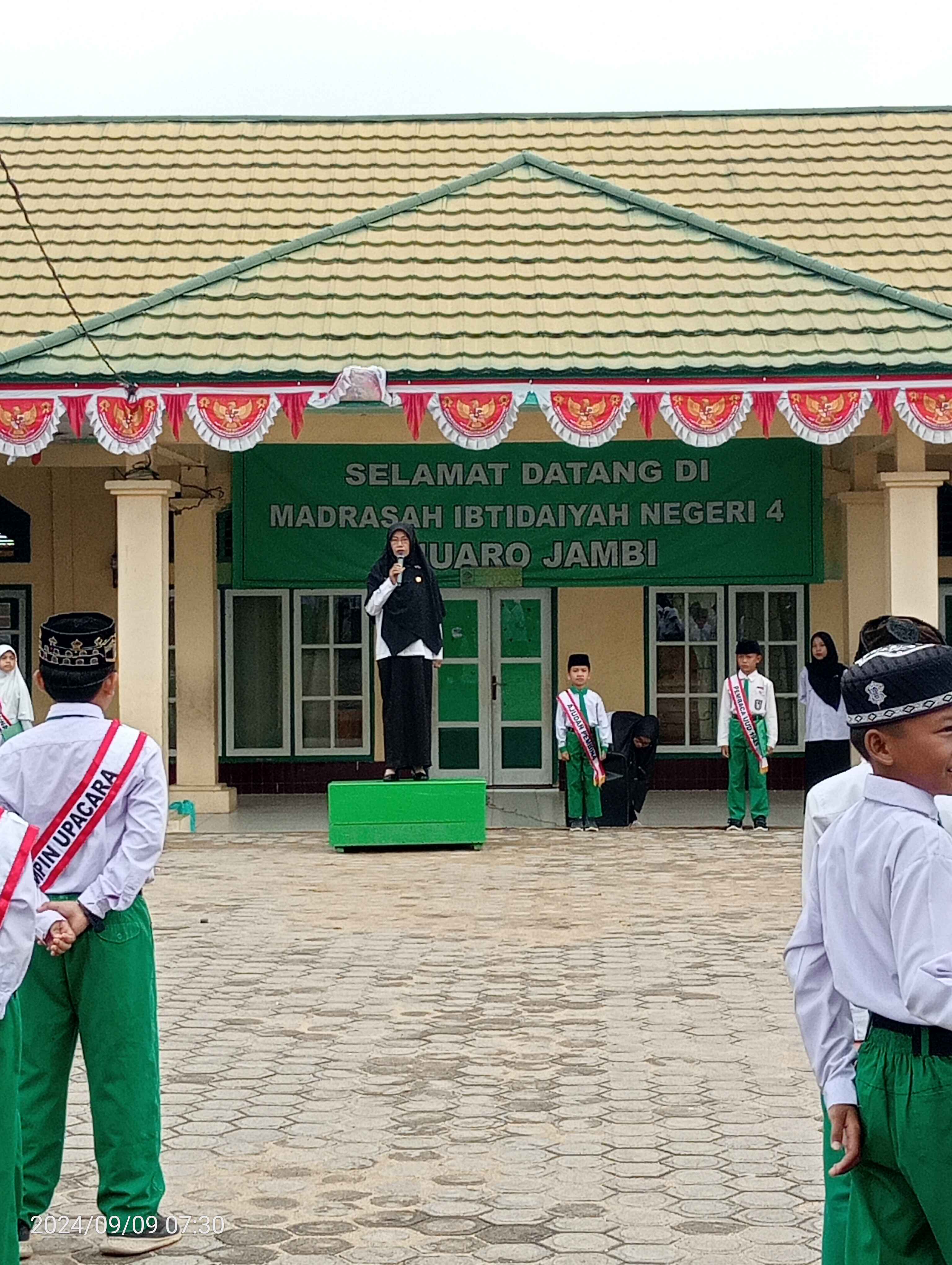 Upacara Bendera Senin, Pembina Menyampaikan Pentingnya Menumbuhkan Rasa Kesadaran Diri 
