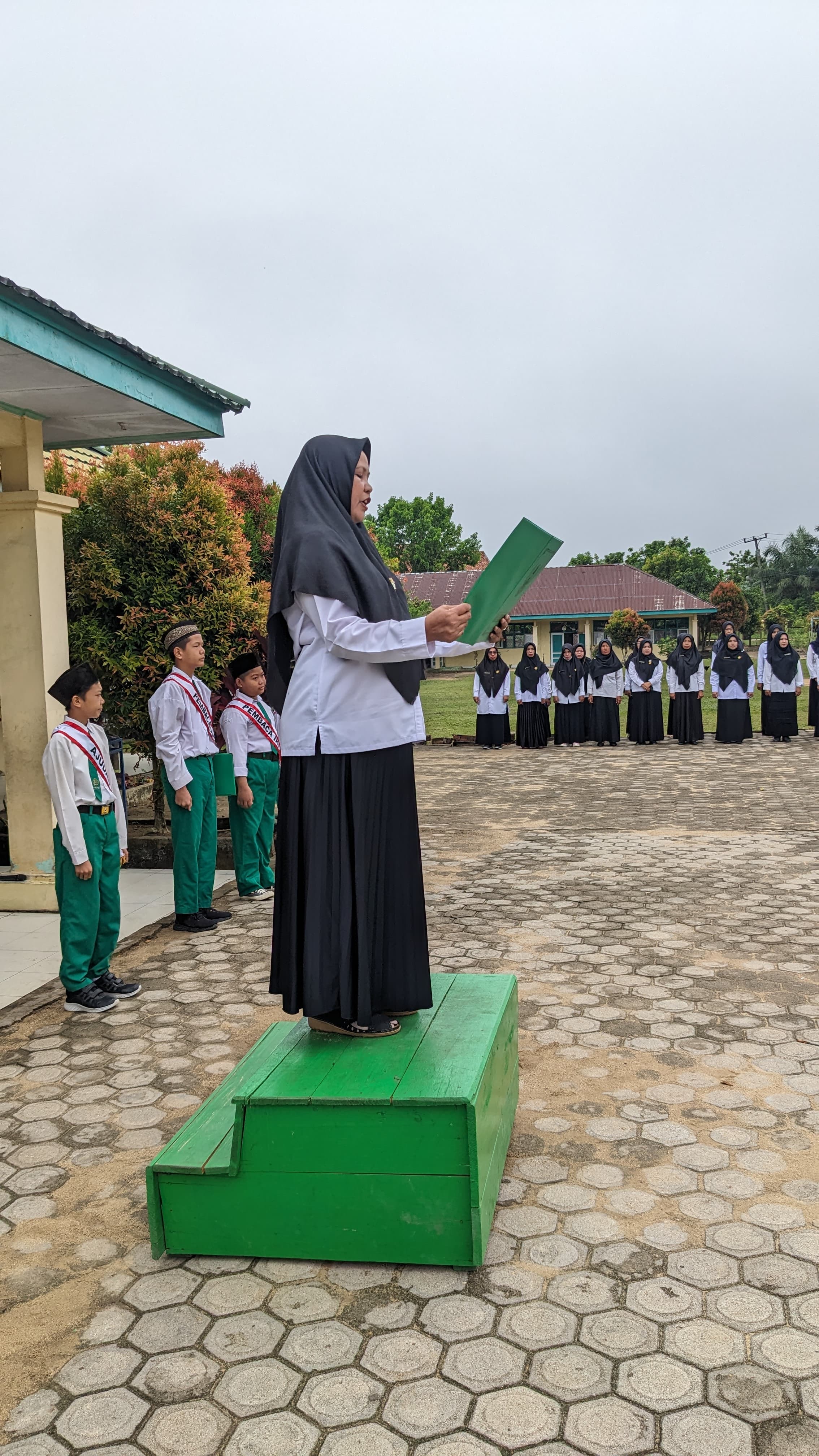 Upacara Bendera Senin, Pembina Ajak Mengikuti Suri Tauladan Nabi 