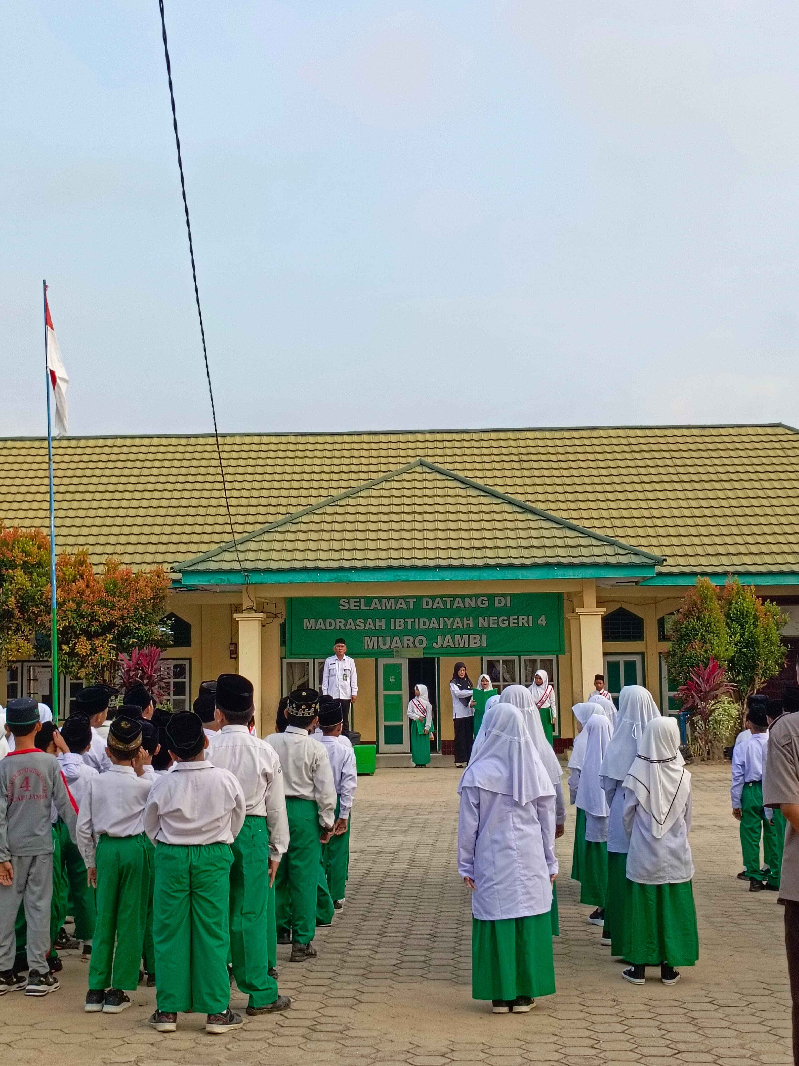 Upacara Bendera Senin, Waka Kesiswaan Ajak Siswa Belajar Cerdas, Kreatif dan Inovatif 