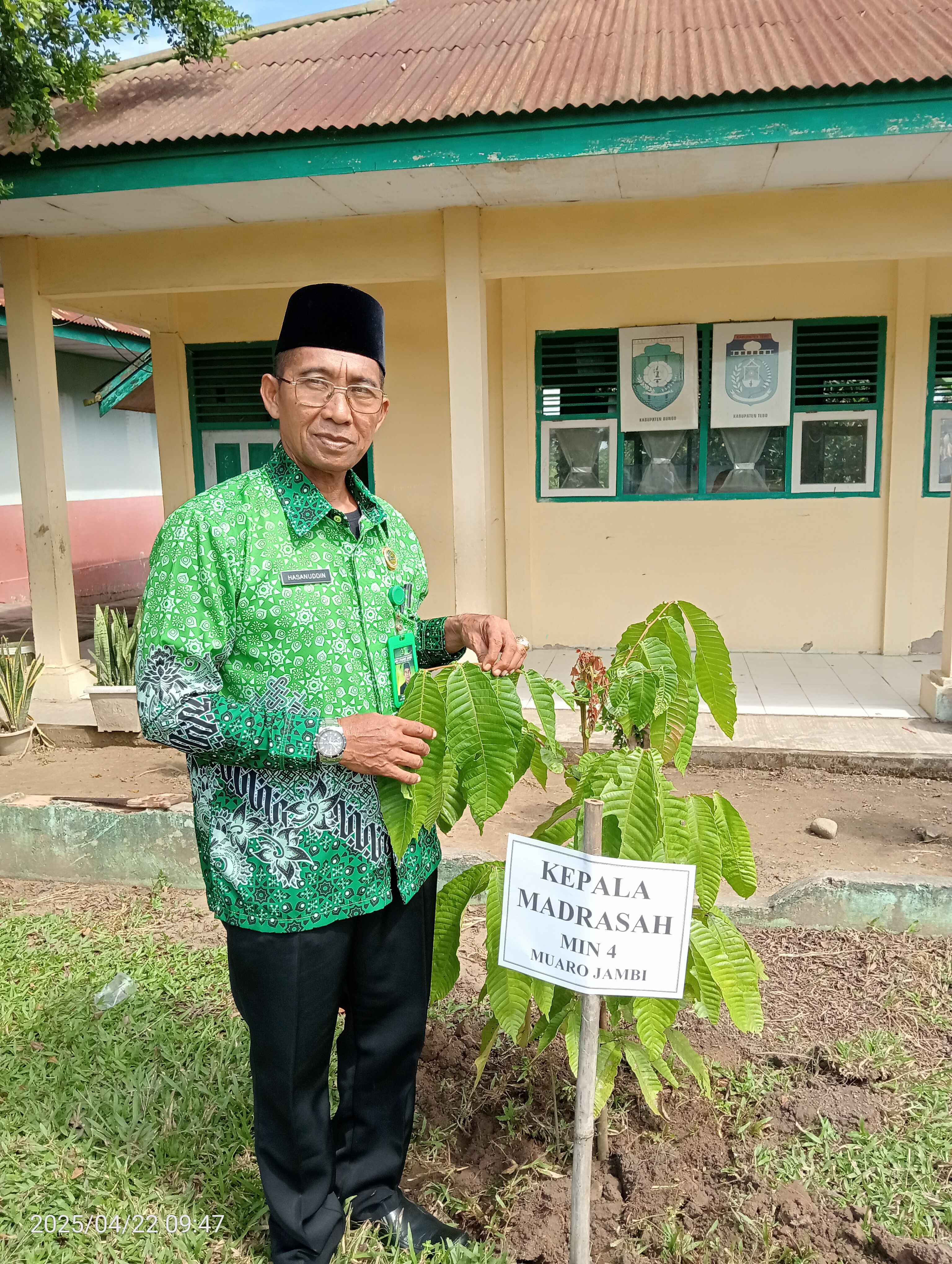 MIN 4 Muaro Jambi: Sukseskan Penanaman Satu Juta Pohon dalam rangka Hari Bumi