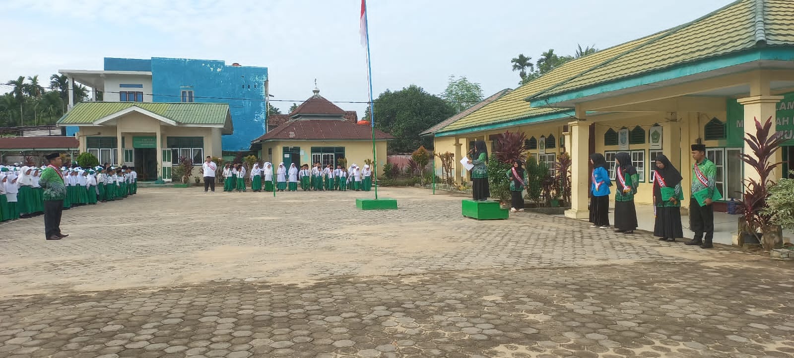 Hari Guru Nasional, MIN 4 Muaro Jambi Gelar Upacara