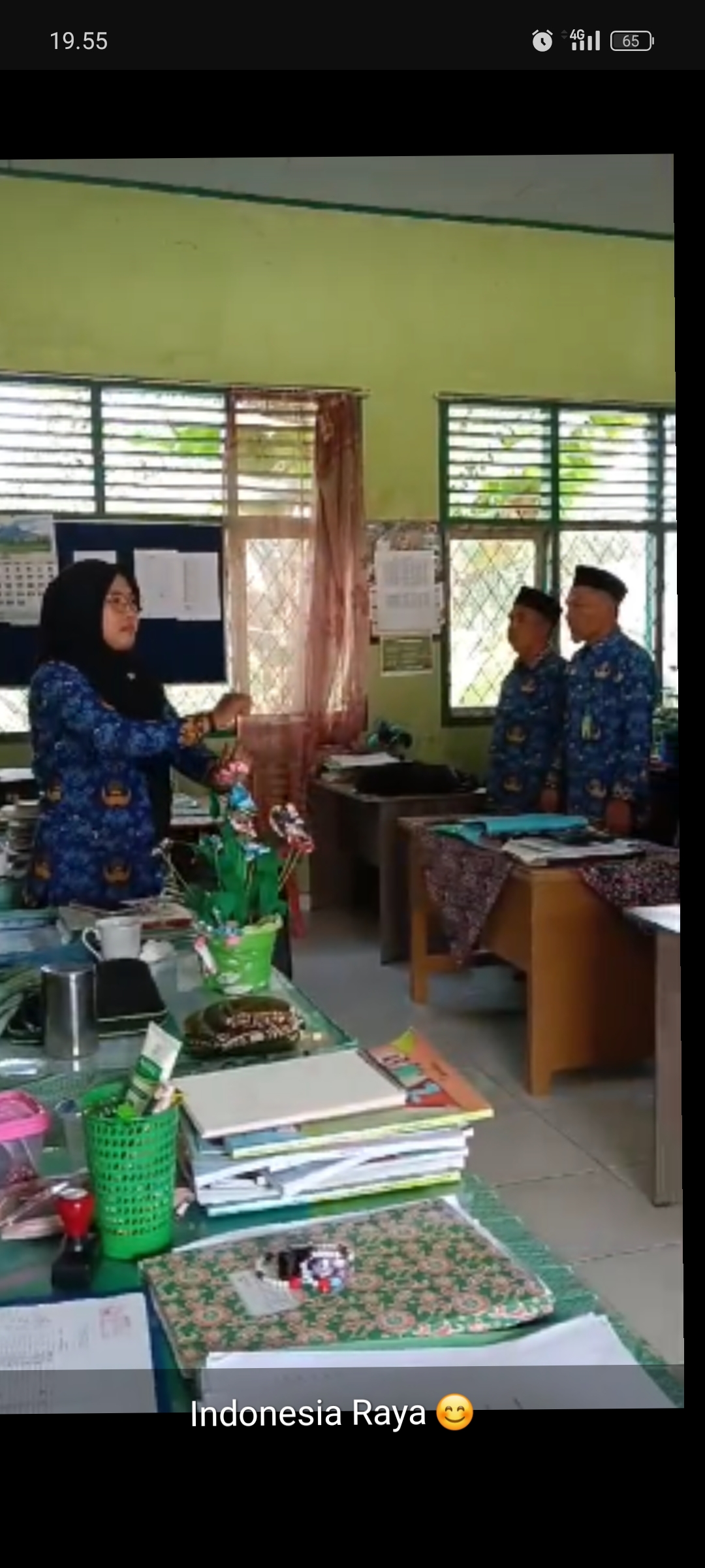 Mendengarkan Lagu Kebangsaan Indonesia Raya Berjalan Khidmat 