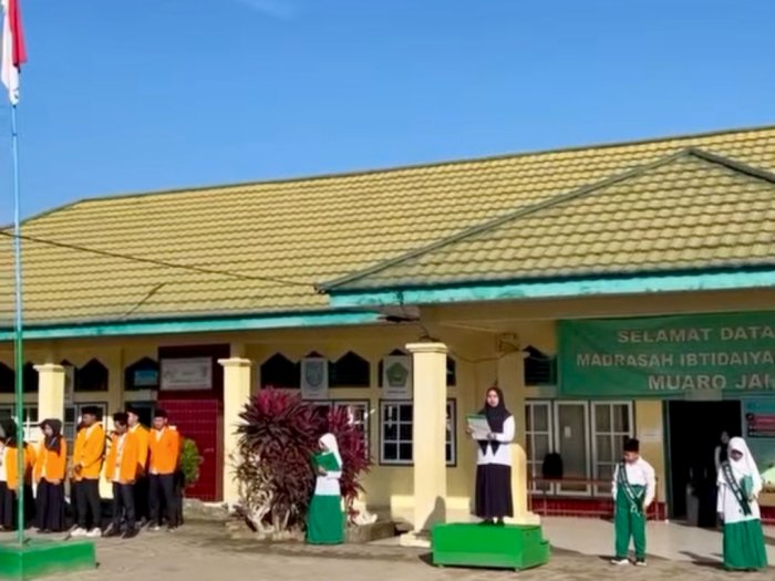 Upacara Bendera Senin, Pembina Ucapkan Selamat Kepada Siswa Berprestasi