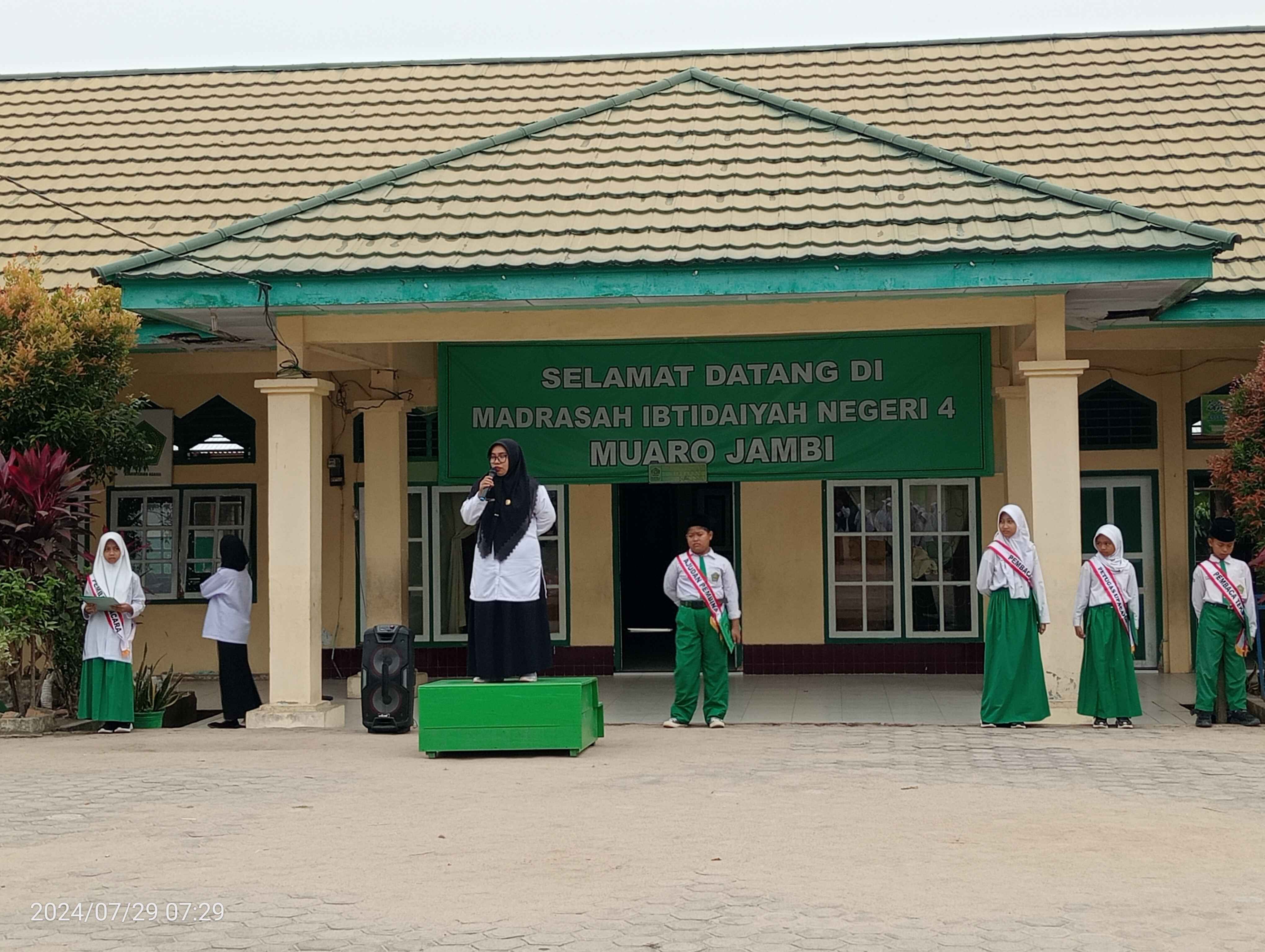 Upacara Bendera Senin, Waka Kurikulum Himbau Manfaatkan Jam Istirahat dengan Baik.