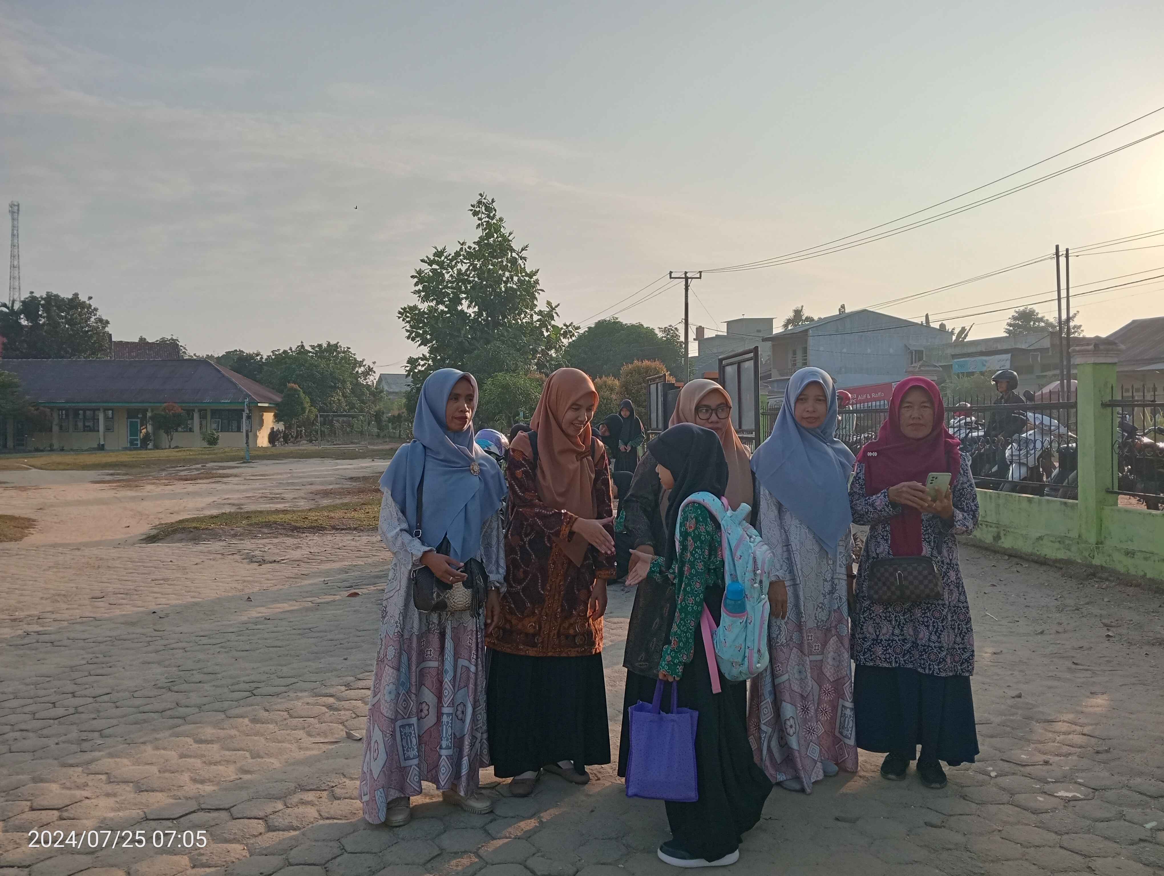 Terapkan Budaya 5S, Guru Piket MIN 4 Muaro Jambi Sambut Siswa di Gerbang