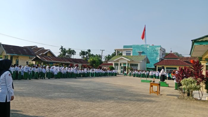 Upacara Bendera MIN 4 Muaro Jambi Tekankan Kebersihan Upacara Bendera MIN 4 Muaro Jambi Tekankan Kebersihan