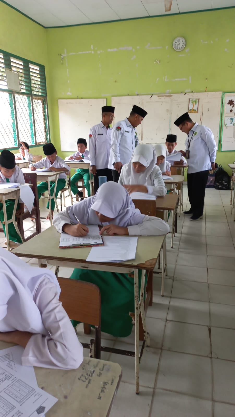 Monitoring Ujian Madrasah 2025: Kunjungan Kepala Kemenag Kabupaten Muaro Jambi 