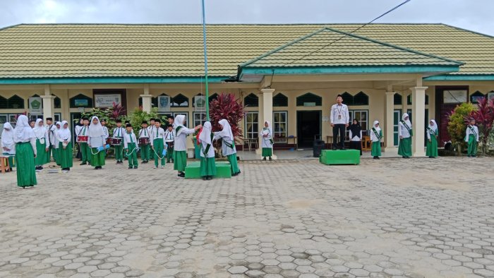 Upacara Bendera Angkat Tema Kebersihan Sekolah