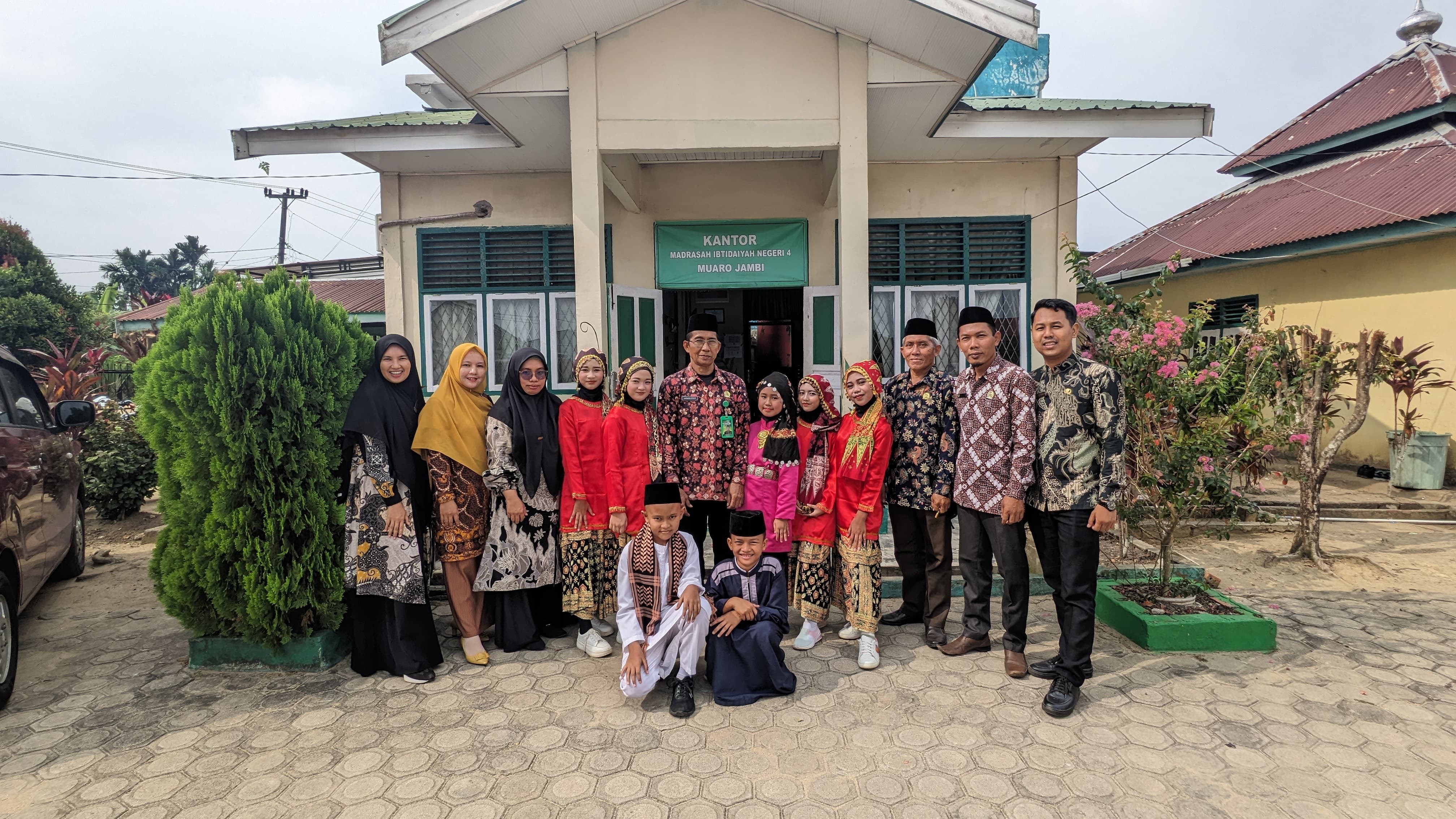 Pelepasan Siswa MIN 4 Muaro Jambi Untuk Mengikuti Pekan Olahraga dan Seni (PELANGI)