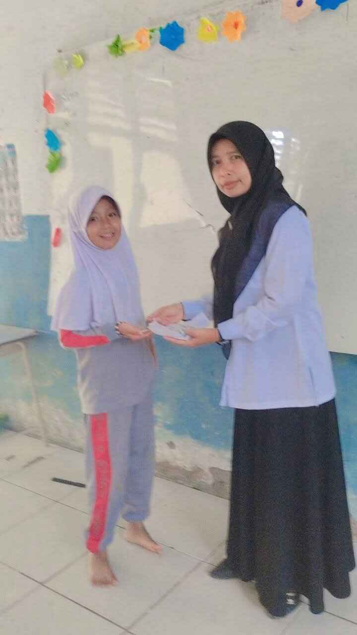 Pemberian Obat Cacing di MIN 4 Muaro Jambi 