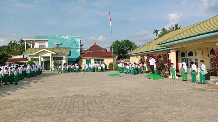 Upacara Bendera Tekankan Pentingnya Kebersihan Sekolah