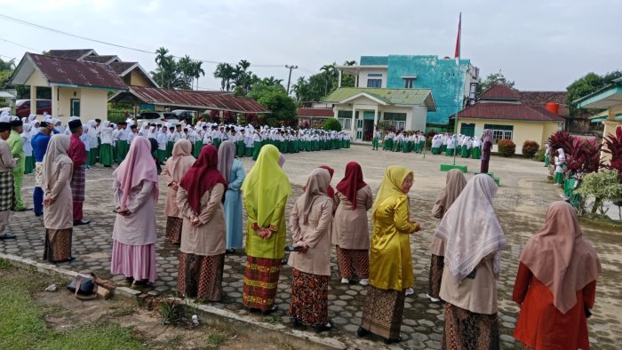 Upacara Bendera Perdana di MIN 4 Muaro Jambi Warnai Awal Semester